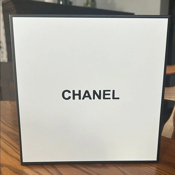 Chanel VIP White and Black Scarf/Throw/Wrap-Camellia, ribbon, tissue paper & box - Picture 5 of 9